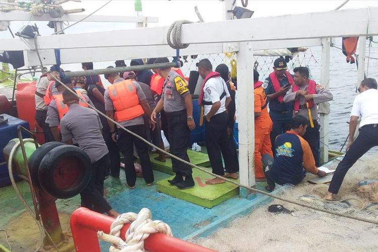 Kapal Motor Sinar Kencana yang sebelumnya hilang kontak ditemukan tim SAR gabungan di Perairan Tanjung Borang, Kei Besar, Maluku Tenggara, Senin (12/8/2019). FOTO KEPALA TIM SAR AMBON