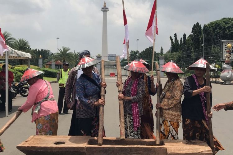 Sembilan petani perempuan asal kawasan Pegunungan Kendeng, Jawa Tengah, kembali menggelar aksi protes di depan Istana Merdeka, Jakarta Pusat, Senin (12/2/2018).