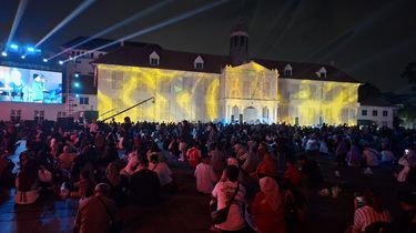 Warga Ramaikan Jakarta Light Festival di Kota Tua: Suasana Imleknya Terasa