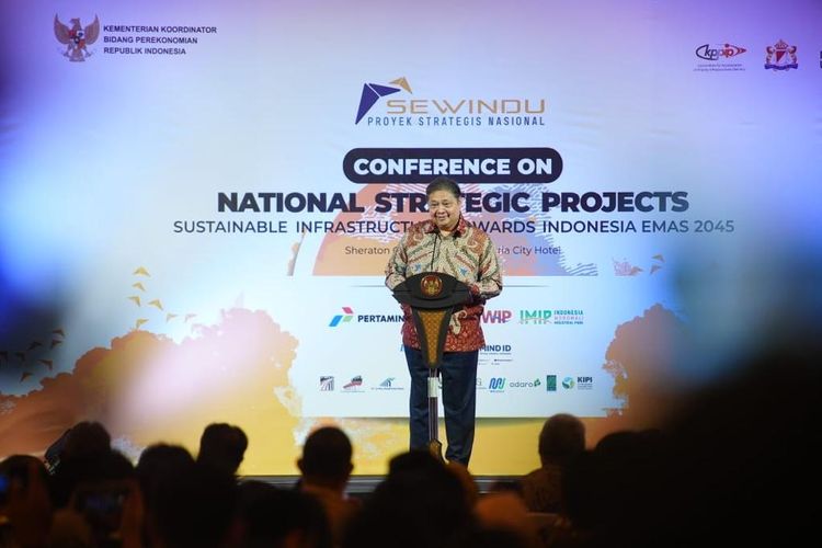 Menteri Koordinator (Menko) Bidang Perekonomian Airlangga Hartarto dalam Conference on National Strategic Projects (PSN) di Jakarta, Rabu (26/7/2023). 
