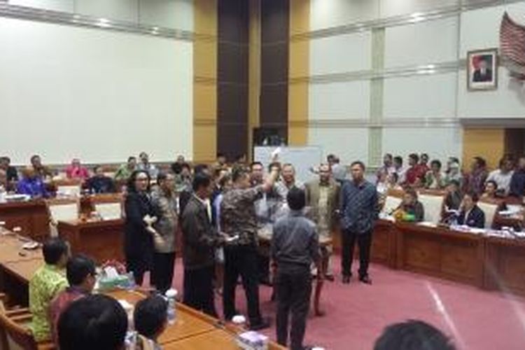 Komisi III DPR menggelar voting untuk memperoleh suara terbanyak dalam
pemilihan pimpinan KPK di Ruang Rapat Komisi III DPR, Jakarta, Kamis
(17/12/2015).
