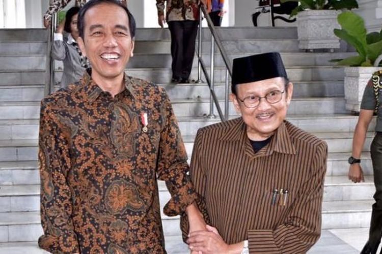 Presiden Joko Widodo bersama Presiden RI ke-3 BJ Habibie di Istana Merdeka, Jakarta, Kamis (1/19/2017).