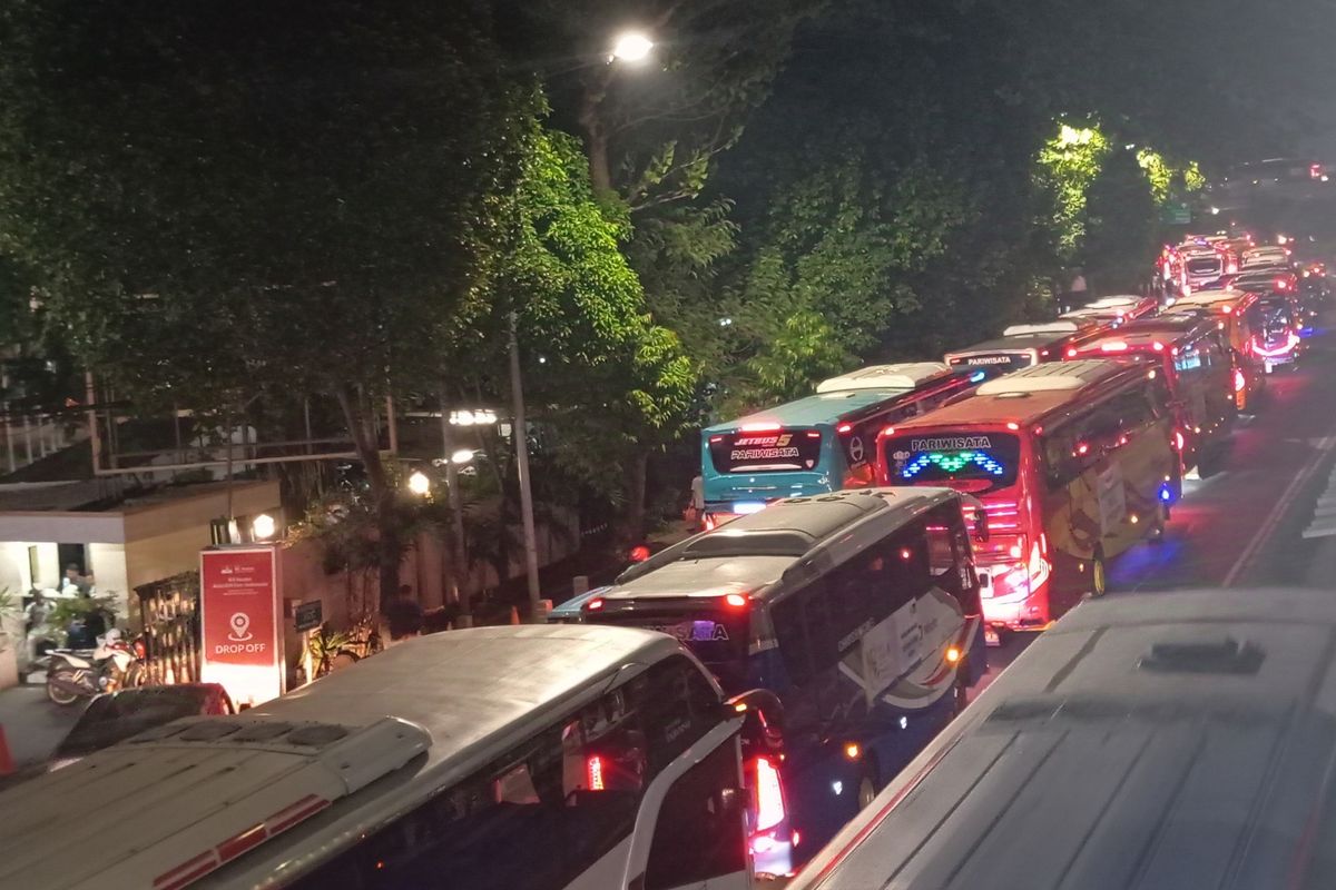 Misa Kudus Paus Fransiskus di GBK Selesai, Jalan Gatot Subroto Dipadati Bus Jemaat