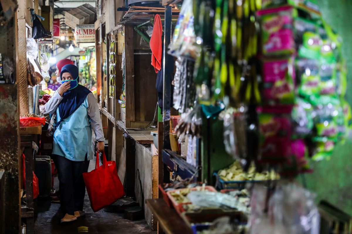 Warga berbelanja menggunakan kantong belanja ramah lingkungan di Pasar Bendungan Hilir (Benhil) di Jakarta Pusat, Kamis (9/7/2020). Larangan penggunaan kantong plastik sekali pakai di Jakarta mulai berlaku sejak Rabu (1/7/2020), pelarangan ini diberlakukan di pusat-pusat perbelanjaan, mulai dari toko swalayan hingga pasar rakyat.