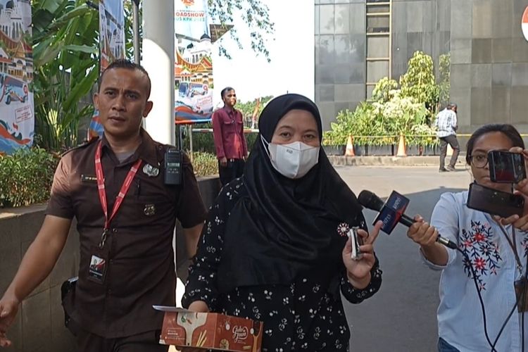 Istri Sekretaris Mahkamah Agung (MA) nonaktif Hasbi Hasan, Ida Nursida menolak memberikan keterangannya sebagai saksi atas perkara suaminya kepada tim penyidik KPK, Kamis (24/8/2023).