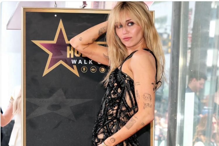 Miley Cyrus Pakai Gaun Vintage Koleksi 2015 saat Terima Bintang Hollywood, Ini Detailnya