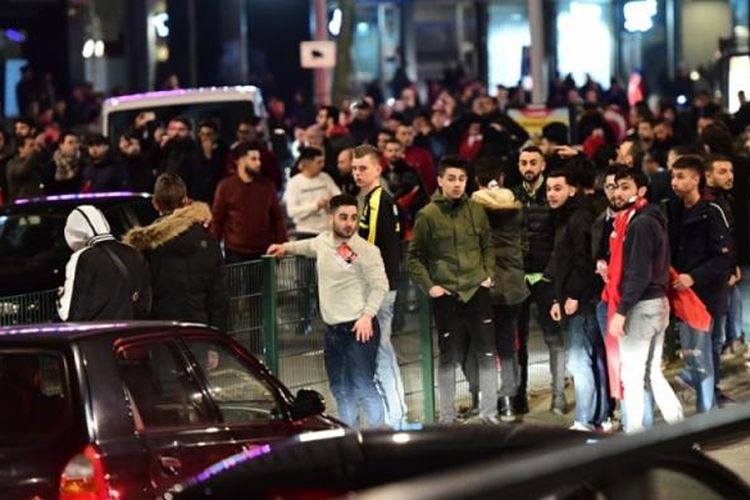 Ribuan warga keturunan dan ekspatriat Turki berkumpul untuk menggelar unjuk rasa mendukung Presiden Recep Tayyip Erdogan di luar kantor konsulat negeri itu di Rotterdam.