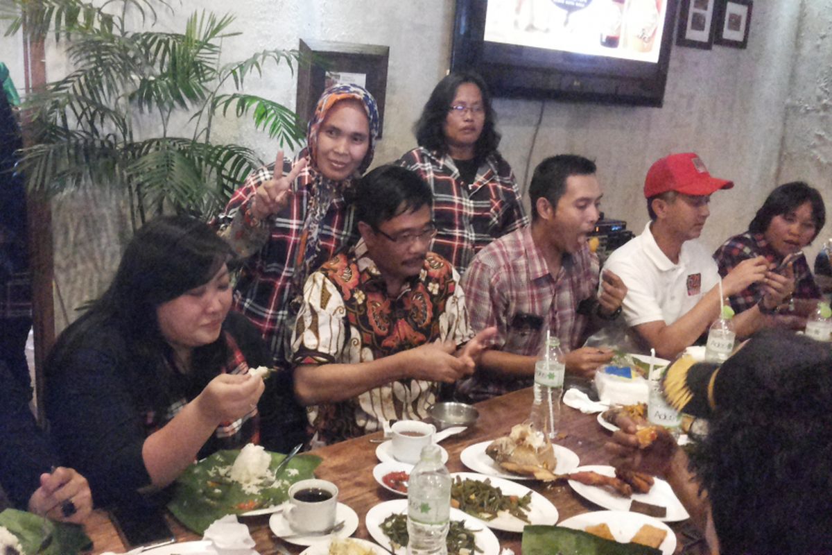 Calon wakil gubernur DKI Jakarta nomor pemilihan dua Djarot Saiful Hidayat mengadakan makan siang dengan para relawannya yang berdomisili di kawasan Lebak Bulus, Cilandak, Jakarta Selatan, Rabu (5/4/2017).