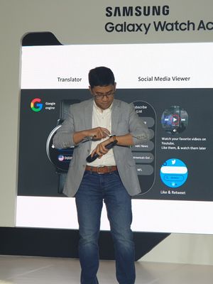 Denny Galant, Head of Product Marketing IT & Mobile Samsung Electronics Indonesia, saat menjajal fitur Google Translate di Galaxy Watch Active 2 di Jakarta, Rabu (16/10/2019).