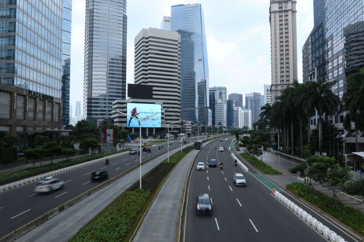 Suasana lalu lintas di ruas jalan Jakarta pada hari ketiga libur Idul Fitri, Sabtu (15/5/2021). Libur hari ketiga Lebaran suasana Jakarta masih relatif sepi.