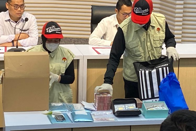 Uang dan emas yang diperlihatkan Komisi Pemberantasan Korupsi (KPK) dalam konferensi pers penetapan tersangka dalam perkara dugaan suap pengaturan pajak PT Wanatiara Persada (PT WP), di Gedung Merah Putih KPK, Jakarta Selatan, Minggu (11/1/2026).