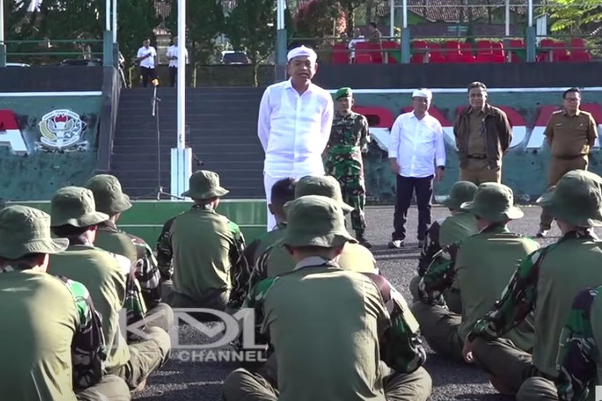 Gubernur Jawa Barat Dedi Mulyadi saat meninjau peserta program pendidikan militer di Rindam III Siliwangi, Bandung, Jawa Barat.