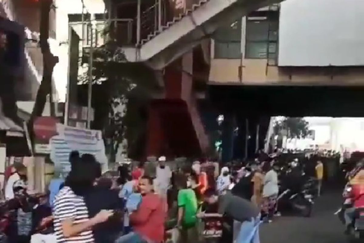 foto tangkapan layar dari video kerumunan warga di depan Pasar Cipulir, Kebayoran Lama, Jakarta Selatan.