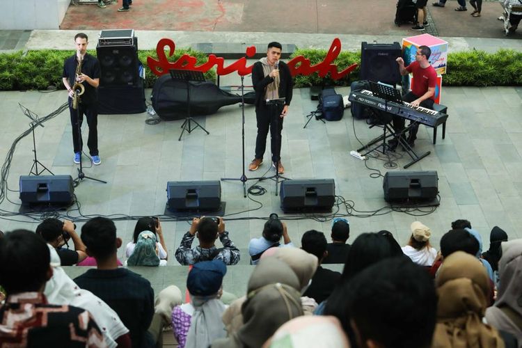 Penyanyi Alonzo Brata saat tampil menyapa penonton di Anjungan Sarinah, Thamrin, Jakarta Pusat. 