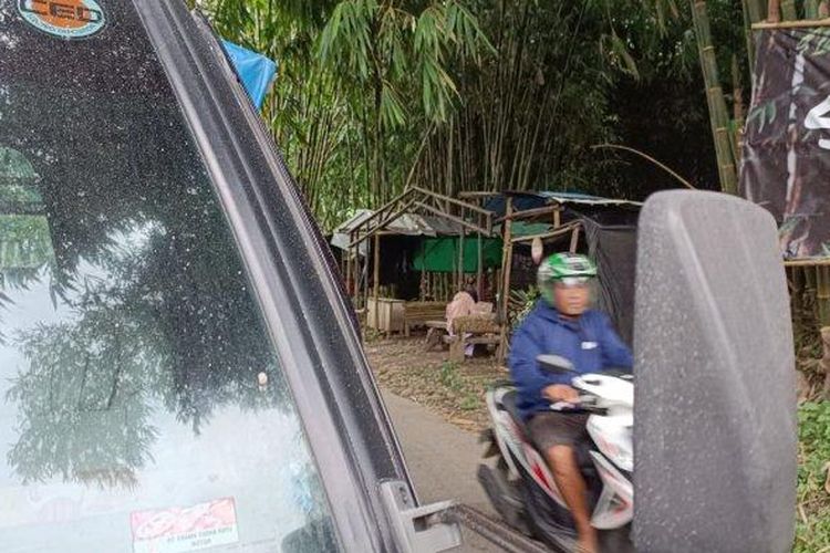 Kondisi kendaraan di Kabupaten Temanggung yang terguyur hujan abu Merapi, Sabtu (11/3/2023).