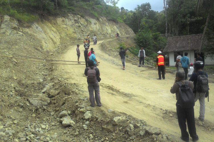 Puluhan warga Desa Kaligintung, Kecamatan Temon, Kulon Progo, Yogyakarta berunjuk rasa sambil memblokade jalan menuju sebuah area penambangan tanah urug. Aksi tersebut merupakan buntut dari kekesalan warga akibat rusaknya jalan yang dilalui oleh truk pengangkut tanah urug.