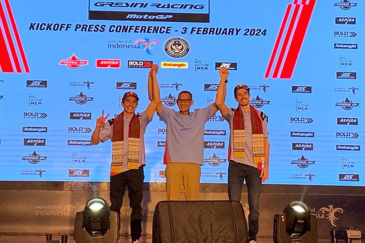 Dua pebalap Gresini Racing, Marc Marquez dan Alex Marquez, saat berfoto bersama dengan Menteri Kemenparekraf, Sandiaga Uno, dalam jumpa pers di kawasan Jakarta pada Sabtu (3/2/2024).
