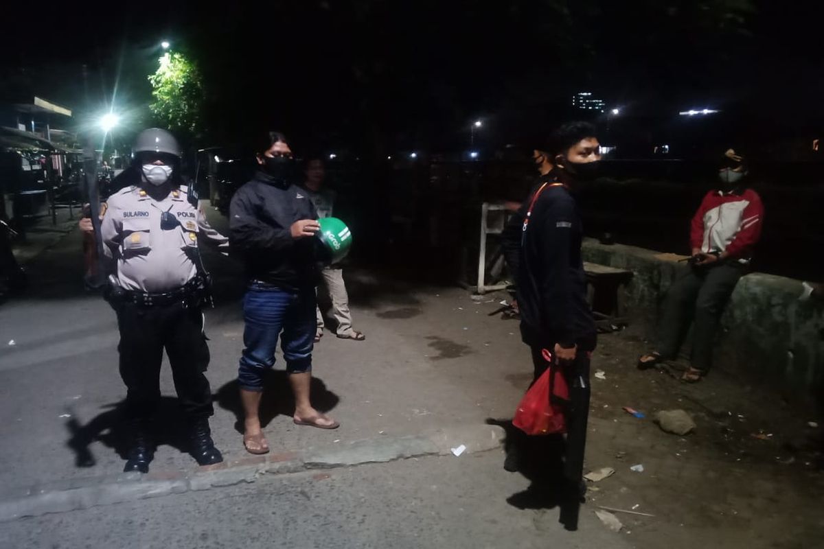 Polisi yang membubarkan kelompok remaja yang hendak tawuran di Palmerah, Sabtu (18/4/2020) dini hari