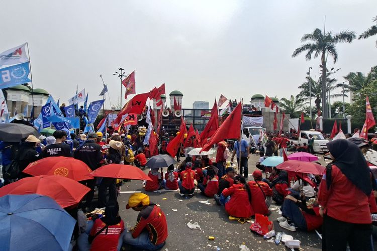 Belum Terima Draf UU Perlindungan Ketenagakerjaan, Sejumlah Buruh Masih Lanjut Demo di DPR