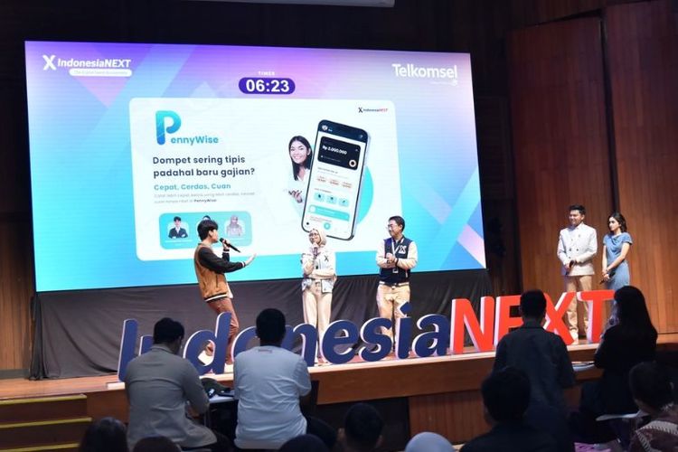 Presentasi inovasi digital tim PennyWise dalam IndonesiaNEXT yang berlangsung penuh antusias di hadapan dewan juri dan penonton.