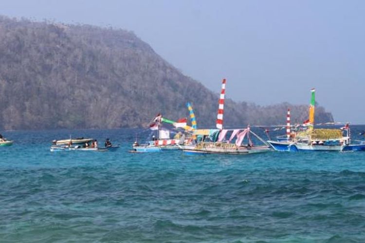 Pantai Pal, Marinsow, Likupang Timur, Kabupaten Minahasa Utara, Sulawesi Utara. Pantai ini menjadi tempat penyelenggaraan Festival Bunaken 2015 yang digelar 24-27 Oktober 2015.