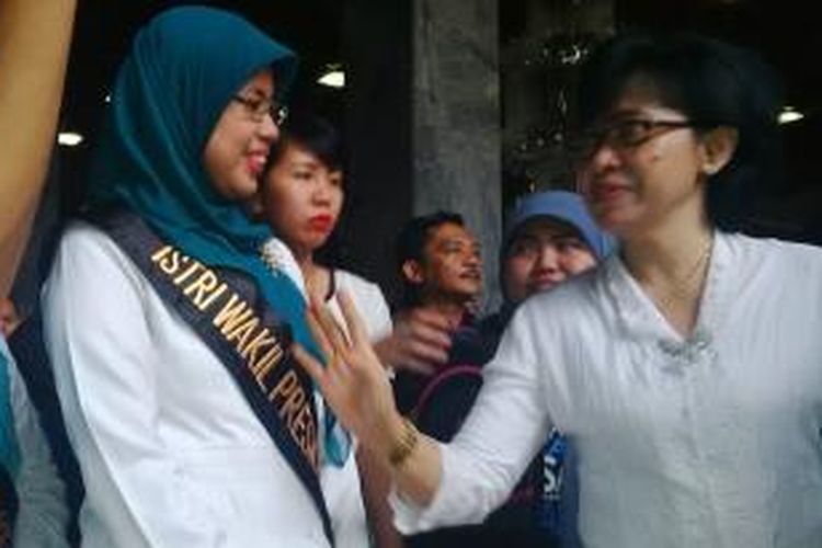 Susan (kiri), pegawai Sekretariat Jenderal MPR yang berperan sebagai istri wakil presiden terpilih Jusuf Kalla, Mufidah Kalla.