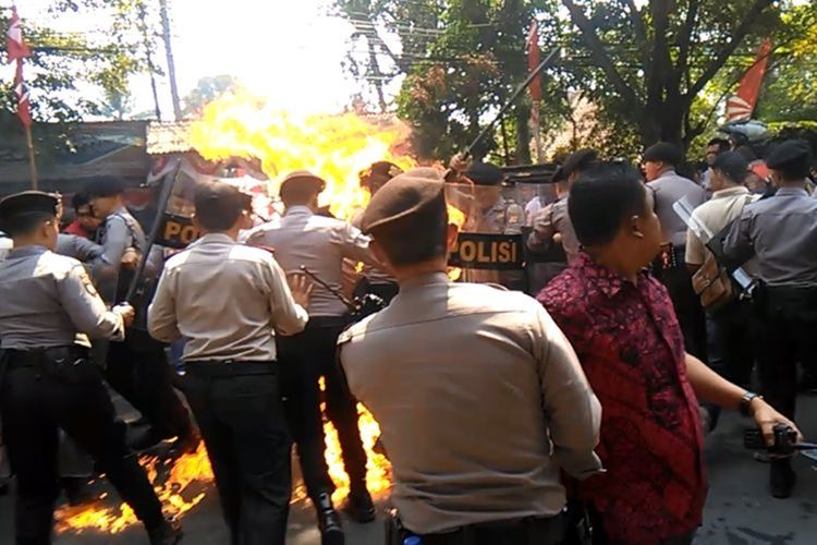 Detik-detik api membesar dan melukai empat orang anggota polisi dalam aksi unjukrasa gabungan elemen mahasiswa di Cianjur, Jawa Barat, Kamis (15/08/2019) siang yang berujung ricuh.