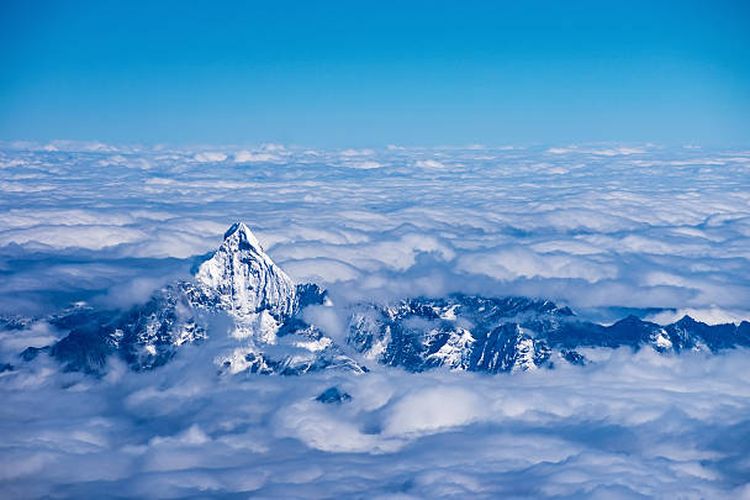 Ilustrasi gunung tertinggi di dunia.