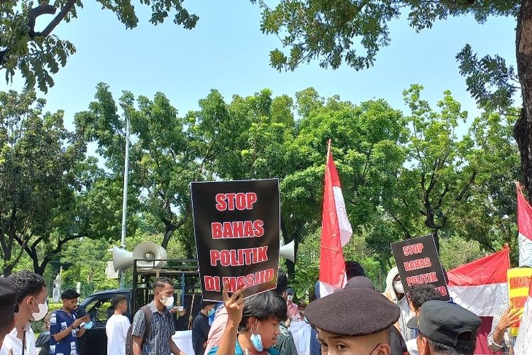 Sekitar 30 massa melakukan aksi demonstrasi di depan Balai Kota DKI, Gambir, Jakarta Pusat, Kamis (1/12/2022) siang.  Massa yang berasal dari Gerakan Aktivis Mahasiswa Islam Indonesia itu menolak digelarnya Reuni 212.