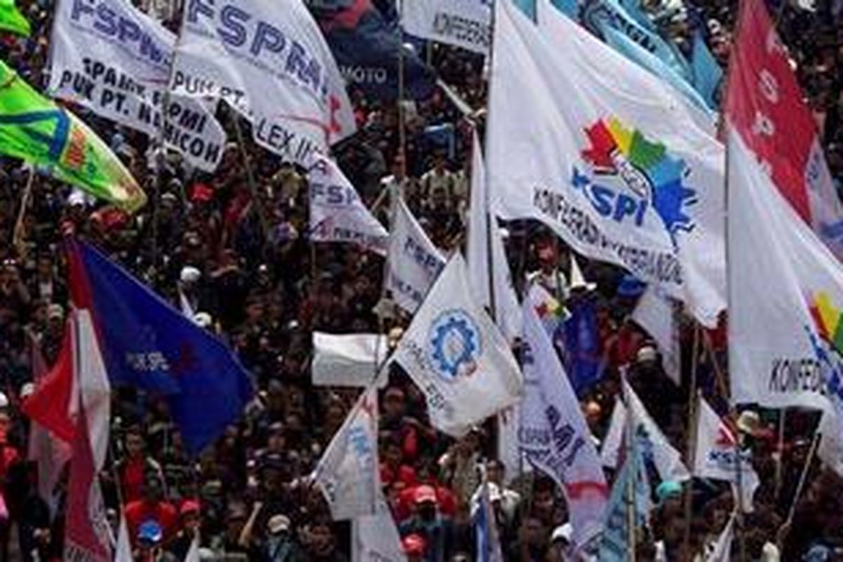 Ribuan buruh memenuhi Jalan Thamrin, Jakarta Pusat, Rabu (5/12/2012). Buruh menuntut antara lain dihapuskannya sistem outsourcing, dihentikannya sistem kontrak berkelanjutan dan jalankan kebebasan berserikat. 