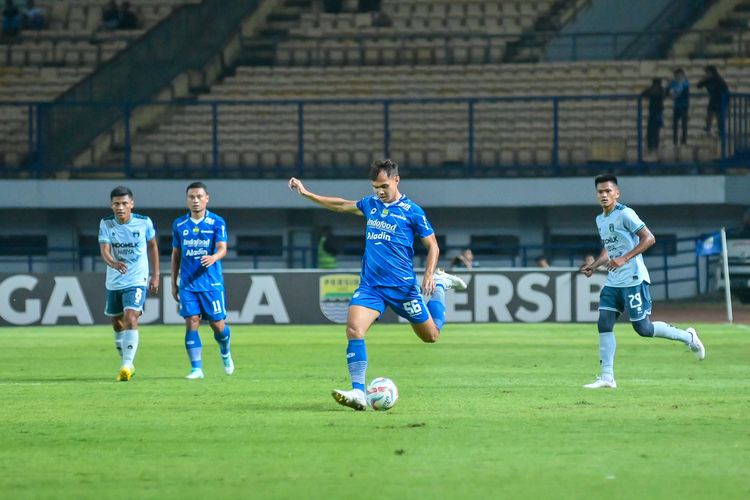 Rezaldi Hehanussa saat tampil membela Persib vs Persita Tagerag, pada Minggu (1/10/2023) di Stadion Gelora Bandung Lautan Api (GBLA) pada pertandingan pekan ke-14 Liga 1 2023-2024. 