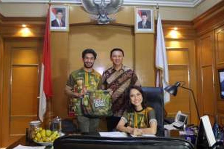 Gubernur DKI Jakarta Basuki Tjahaja Purnama diabadikan saat menerima kedatangan Reza Rahadian dan Bunga Citra Lestari di kantornya, di Balaikota, Jakarta Pusat, Senin (9/5/2016). 