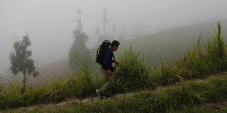 Pendaki gunung marathon solo Willem Sigar Tasiam memulai pendakian Gunung Semeru, Jawa Timur, Minggu (8/5/2016).