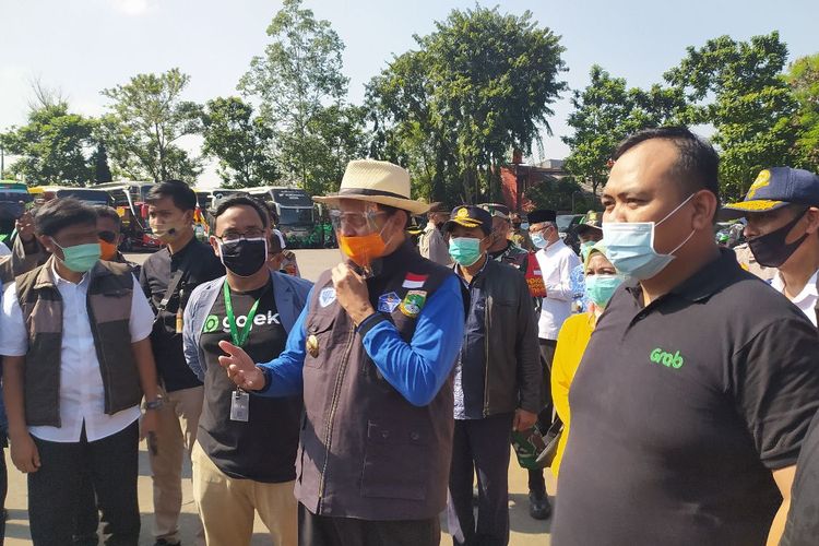 Gubernur Banten Wahidin Halim (topi koboi) saat mengecek swab test untuk ojek online di Terminal Poris Plawad Kota Tangerang, Jumat (17/7/2020)