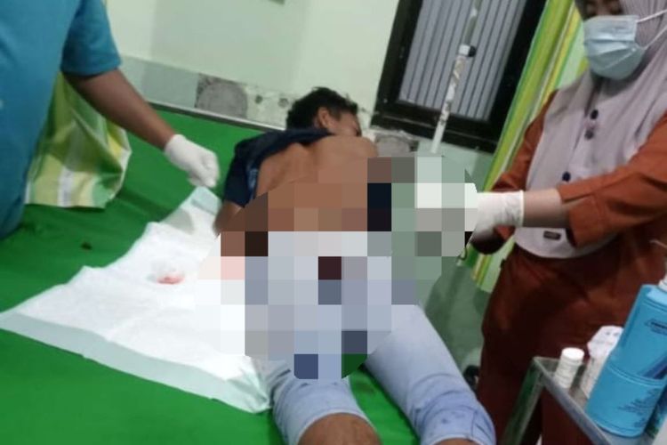 Korban penusukan saat mendapat perawatan medis di Puskesmas Arjasa, Kabupaten Situbondo, Provinsi Jawa Timur pada Rabu (14/8/2024).