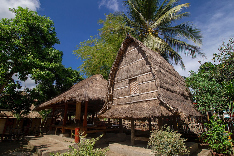 Di Desa Sesaot, banyak dijumpai bangunan-bangunan tradisional khas suku Sasak. 