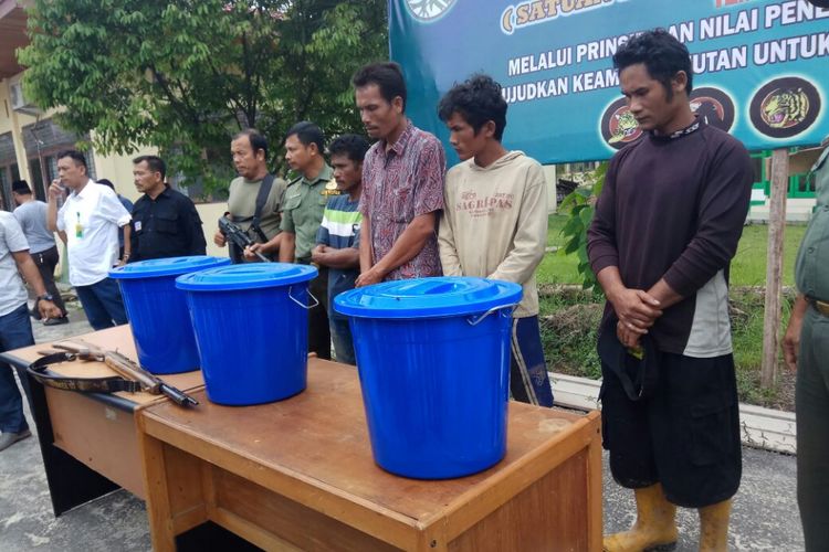 Empat pelaku pembantaian beruang madu tiba di kantor BPPHLHK wilayah Sumatera, di Pekanbaru, untuk menjalani pemeriksaan.