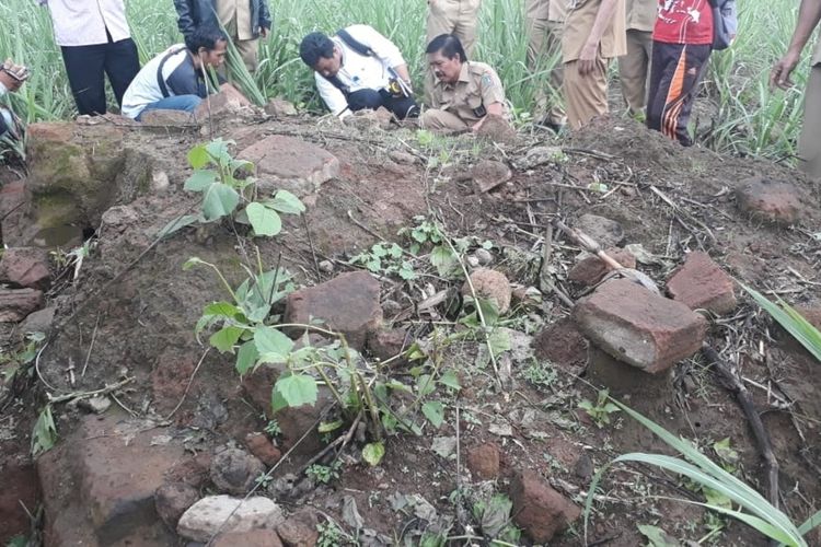 Petugas dari Balai Pelestarian Cagar Budaya (BPCB) Jawa Timur dan Dinas Pendidikan dan Kebudayaan Kabupaten Jombang, saat melakukan observasi awal di lokasi penemuan struktur bata kuno di sebuah lahan tebu di Dusun Krembang, Desa Rejoagung, Kecamatan Ngoro, Kabupaten Jombang, Jawa Timur, Senin (16/12/2019).