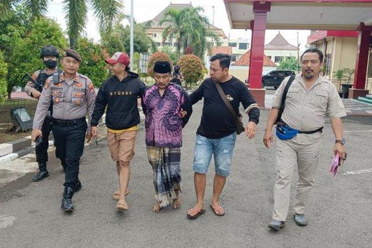 Personel gabungan Satreskoba dan Samapta Polres Probolinggo tengah mengamankan Abdul Azis (43), warga Dusun Rowojati Lor, Desa Jatiadi, Kecamatan Gending, Kabupaten Probolinggo.
