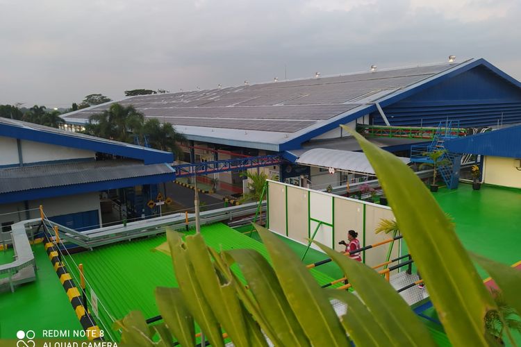 Pembangkit Listrik Tenaga Surya (PLTS) Atap di pabrik Aqua Klaten, Jawa Tengah telah beroperasi sejak Februari 2020. 

Dengan jumlah panel surya sebanyak 8.340 unit, rerata energi yang dihasilkan tiap hari 12.500 kilowatt hour (kWh).