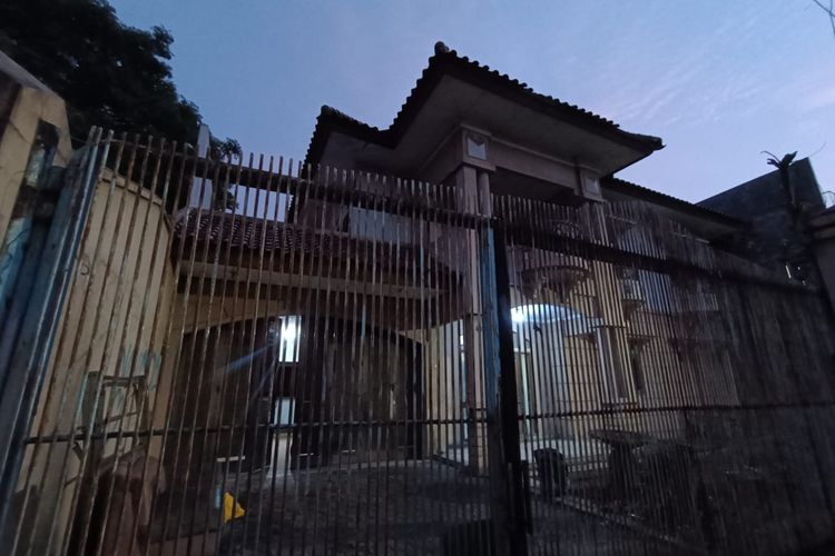 Penampakan rumah Eny Sukaesi (58) dan Pulung Mustika Abima (23) atau Tiko  yang sudah diterangi cahaya lampu pada malam hari di Kompleks PLN, Kelurahan Jatinegara, Kecamatan Cakung, Jakarta Timur, Senin (9/1/2023).