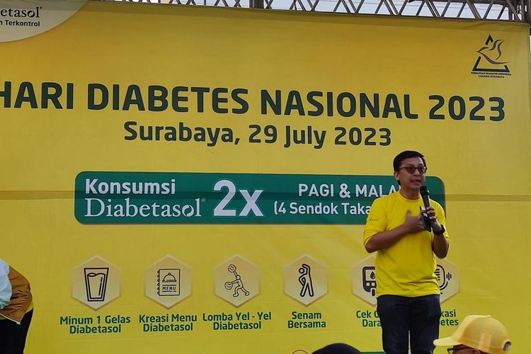 Director of Adult and Specialized Nutrition KALBE Nutritionals, Robertus Purba, berbicara di acara peringatan Hari Diabetes Nasional 2023 yang diselenggarakan oleh Diabetasol dan Persadia di Surabaya, Sabtu (29/7). Pakar nutrisi ini menyebut pentingnya pengaturan pola makan untuk mengontrol gula darah dan meningkatkan kualitas hidup diabetesi.