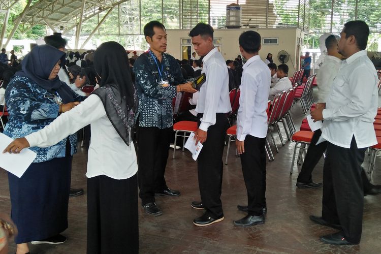 Para peserta SKD CPNS Kabupaten Gresik diperiksa oleh panitia, sebelum mereka diperkenankan masuk ke dalam ruang ujian.