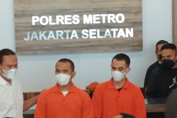 Putra Siregar dan Rico Valentino di Polres Metro Jakarta Selatan, Rabu (13/4/2022). 