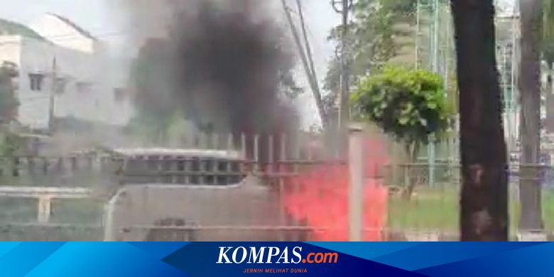  Mobil Alphard Terbakar  di Pondok Indah