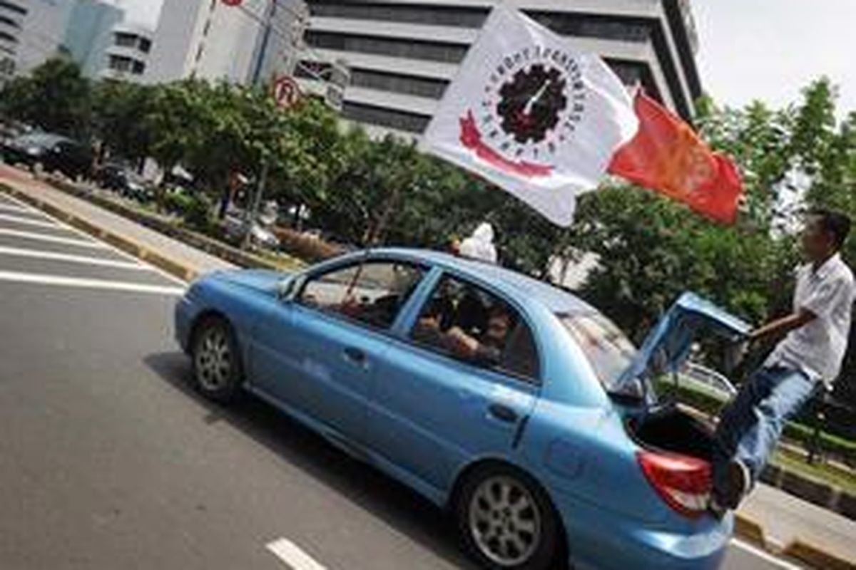 Indonesian demonstrators travel in a motorcade to the Malaysian embassy in Jakarta  on August 24, 2010. The embassy has been in the scene of series of anti-Malaysian protests following the arrest of three Indonesian maritime officers over an apparent border dispute and were later released. Indonesia  is highly sensitive about its territorial integrity since losing the tiny island of Sipadan and Ligitan off the northeastern coast of Borneo -disputed since 1969 - to Malaysia following a 2002 ruling by the International Court of Justice.