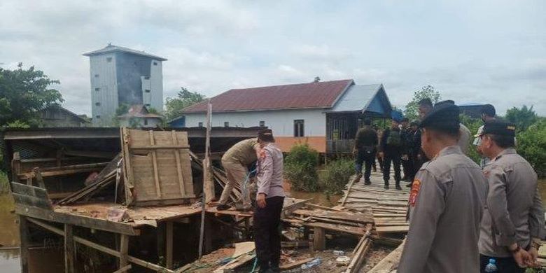 Salah satu pondok yang dirobohkan personel gabungan kepolisian setempat, Minggu (4/12/2022). Lokasi tempat peredaran narkoba di Palangkaraya ini kembali disisir petugas untuk melakukan pendalaman terkait tewasnya satu anggota kepolisian di Kampung Ponton. 