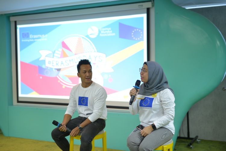 Aryo Sahid Sujiwo (kiri) dan Fialisa Asriwhardani (kanan) sebagai alumni Erasmus+ ketika membagikan pengalaman mereka selama mempersiapkan hingga menjalani beasiswa di negara Eropa.