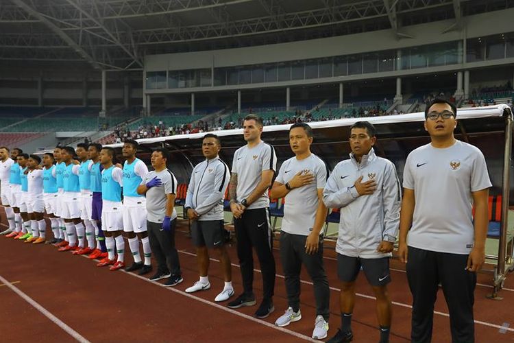 Pelatih timnas Indonesia, Simon McMenemy, dalam laga uji coba melawan Myanmar di Stadion Mandala Thiri, Mandalay, Myanmar, Senin (25/3/2019). 