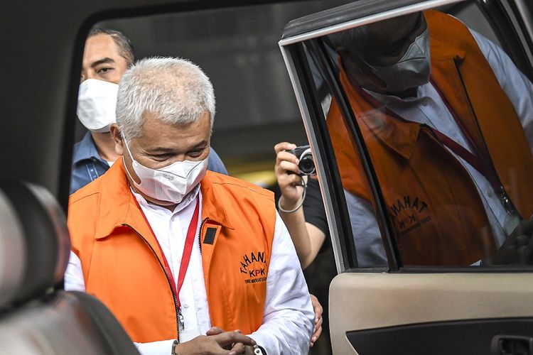 Bupati nonaktif Bandung Barat Aa Umbara Sutisna berjalan memasuki mobil tahanan usai menjalani pemeriksaan di Gedung KPK, Jakarta, Rabu (16/6/2021). KPK memeriksa Aa Umbara Sutisna terkait kasus dugaan tindak pidana korupsi pengadaan barang tanggap darurat bencana atau Bansos pandemi COVID-19 pada Dinas Sosial Pemerintah Daerah Kabupaten Bandung Barat Tahun 2020. ANTARA FOTO/M Risyal Hidayat/hp.